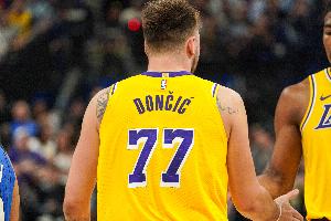 独行侠死忠:看到东契奇为我最讨厌的湖人效力 我既悲伤又恶心